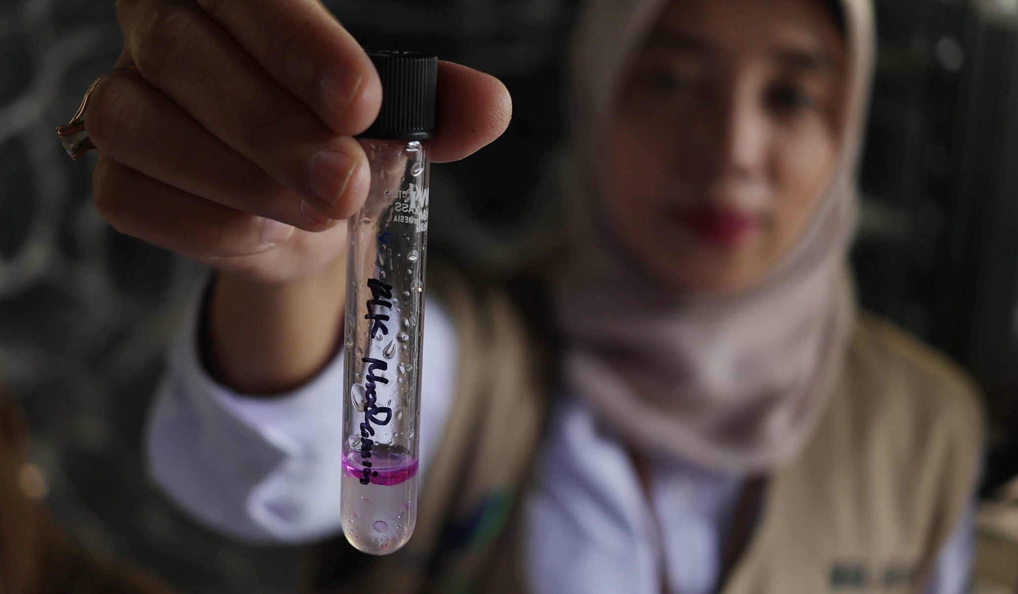 BPOM periksa pangan takjil. (Agus Priatna/SinPo.id)