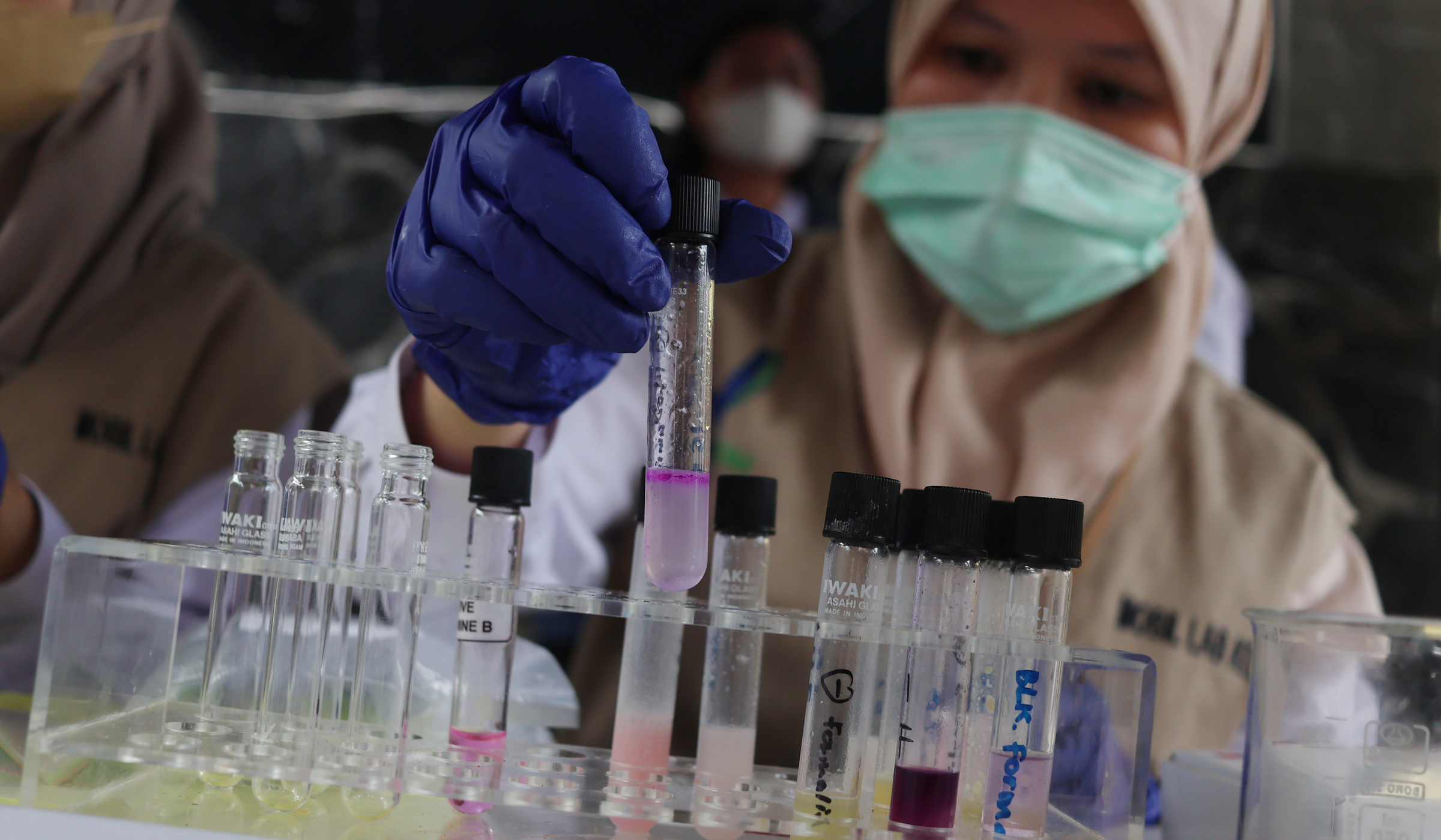 BPOM periksa pangan takjil. (Agus Priatna/SinPo.id)