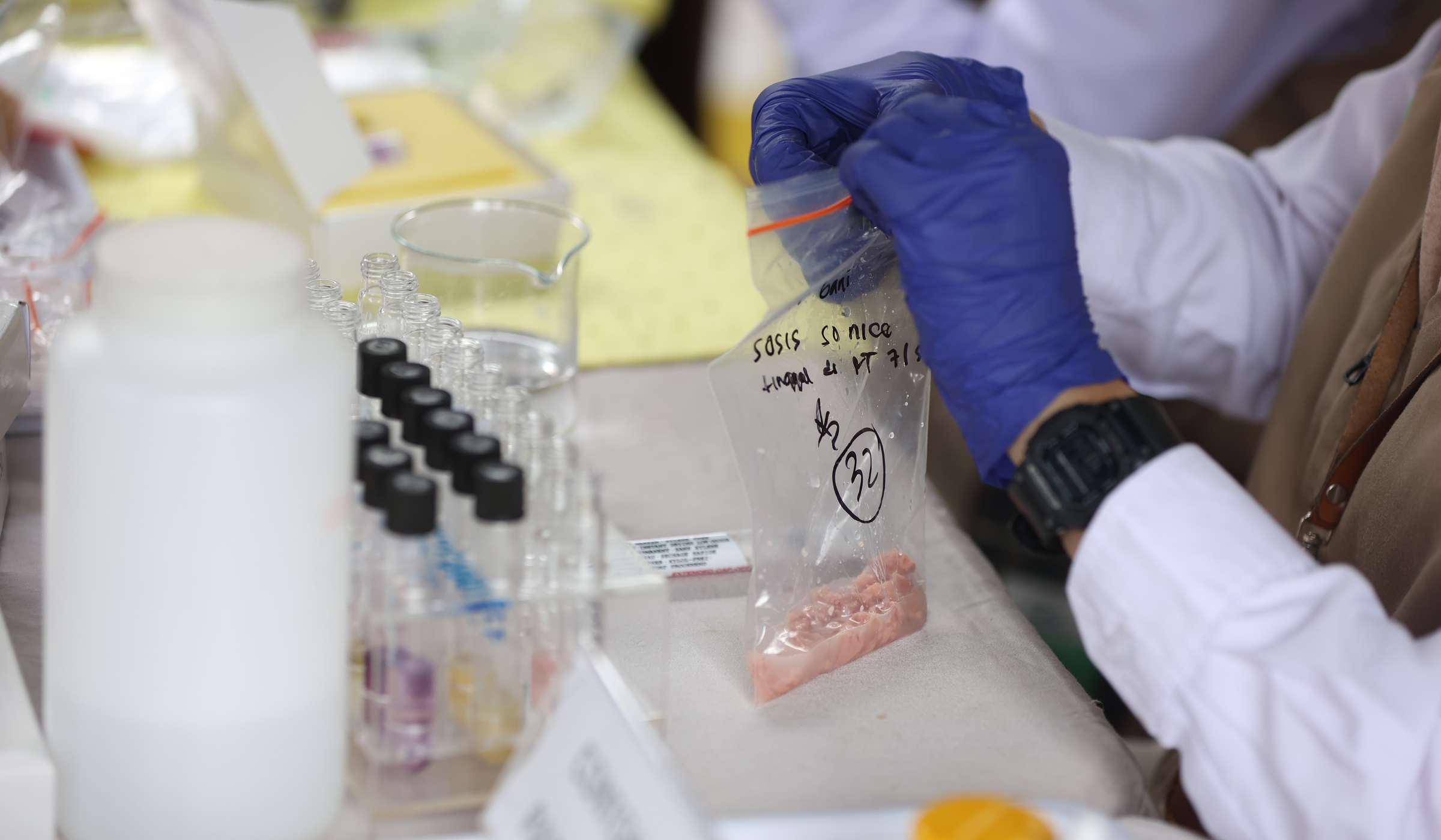 BPOM periksa pangan takjil. (Agus Priatna/SinPo.id)