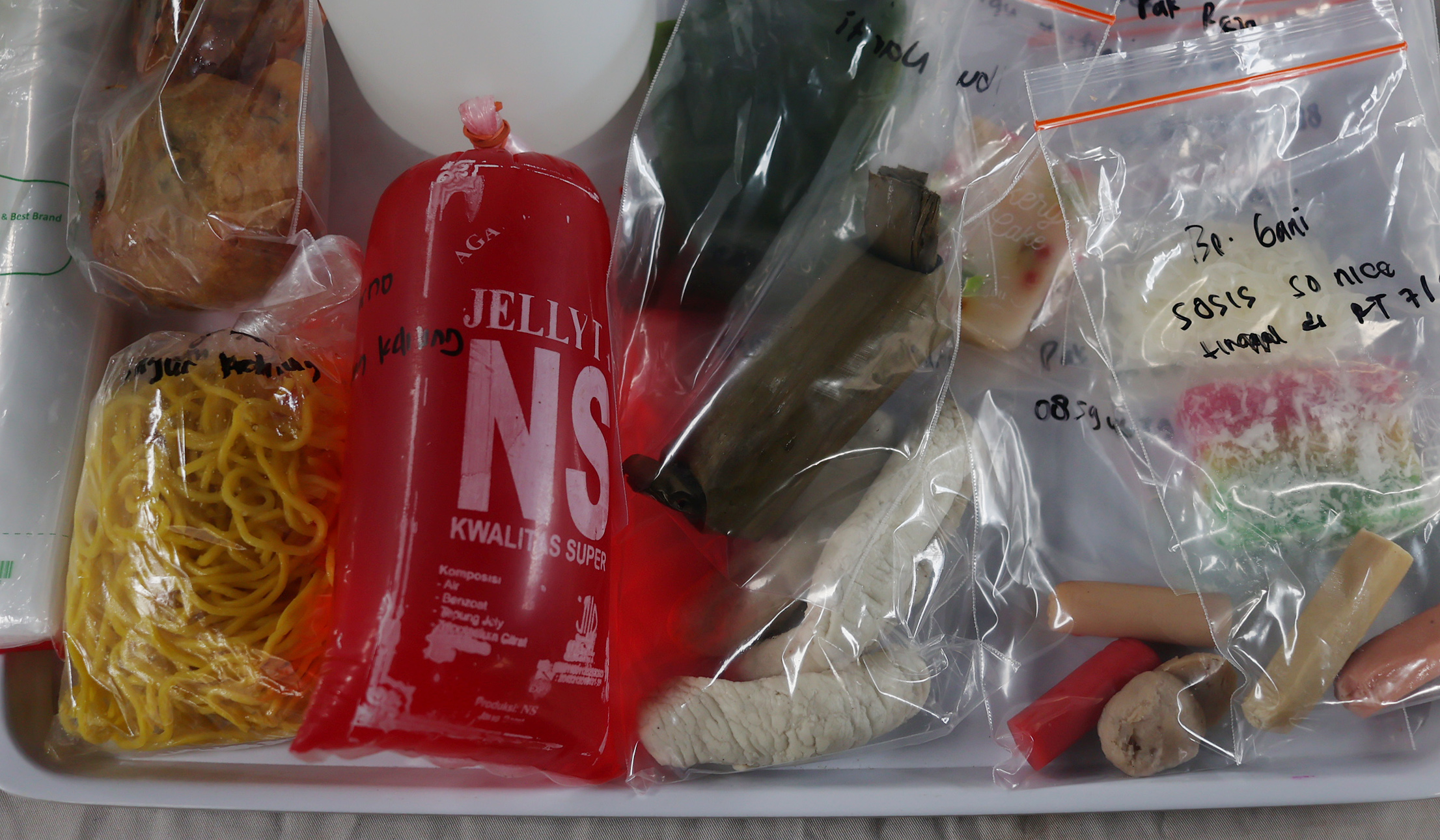 BPOM periksa pangan takjil. (Agus Priatna/SinPo.id)