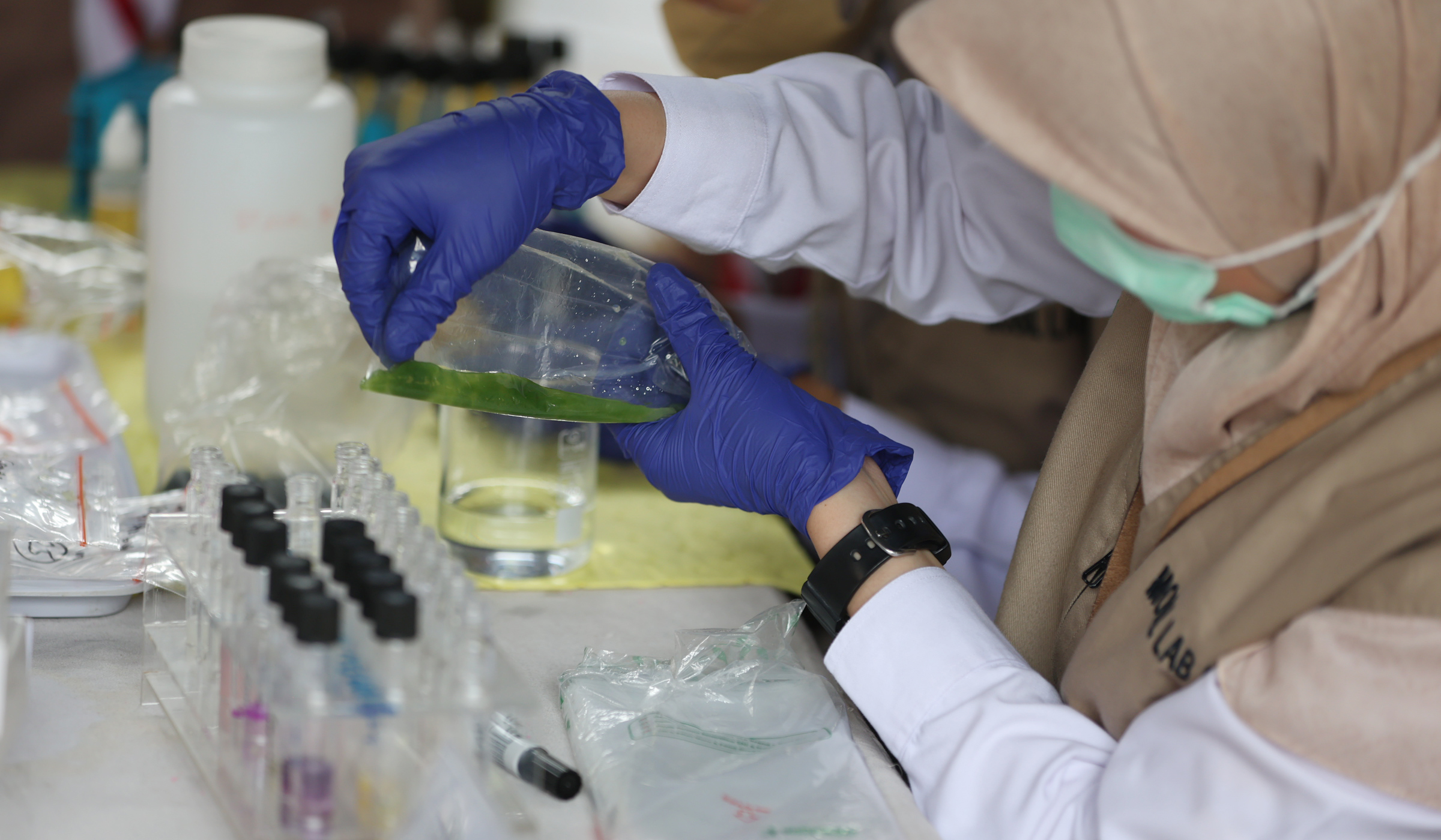 BPOM periksa pangan takjil. (Agus Priatna/SinPo.id)