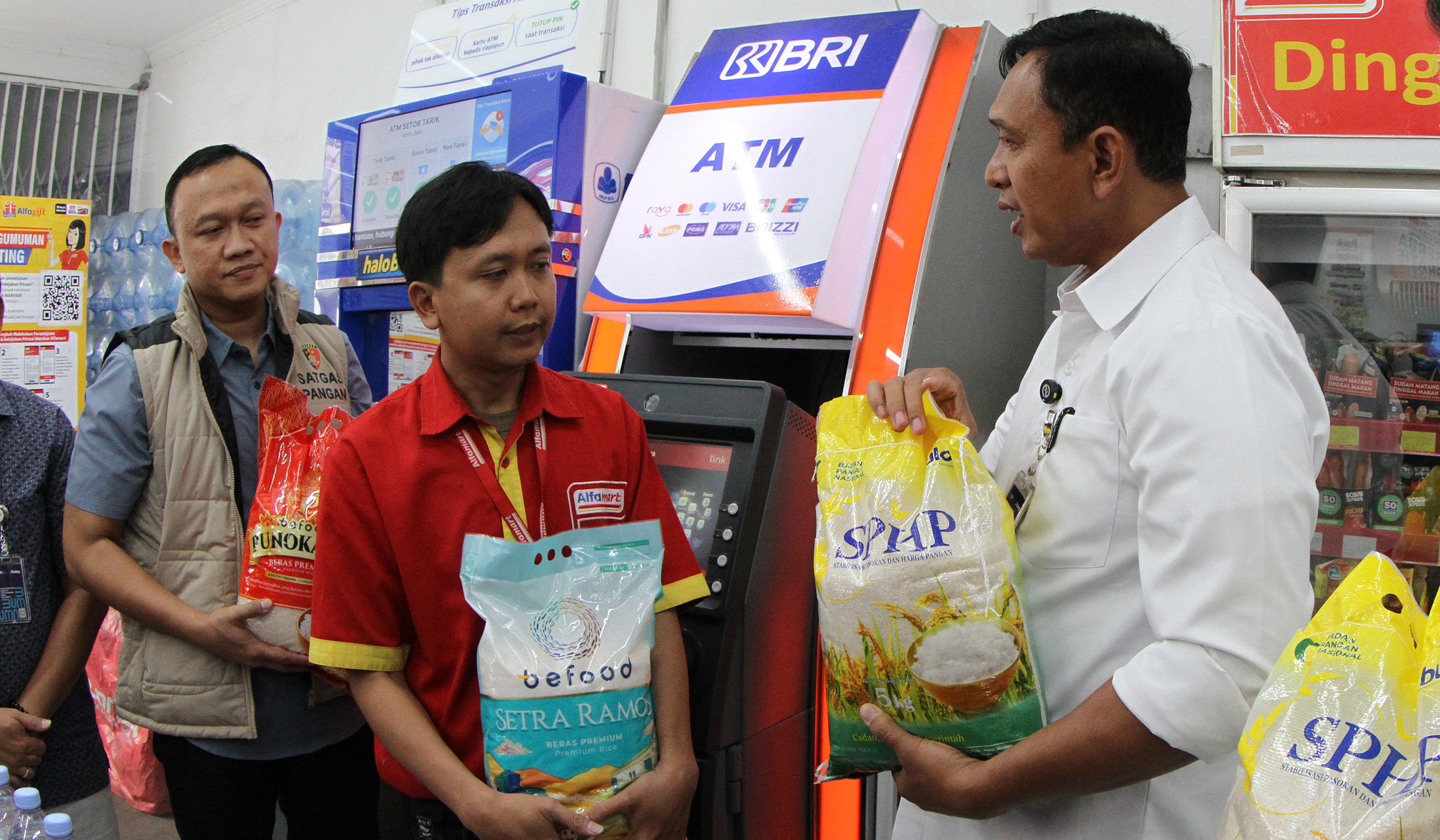 Bulog sidak ketersediaan beras. (Agus Priatna/SinPo.id)