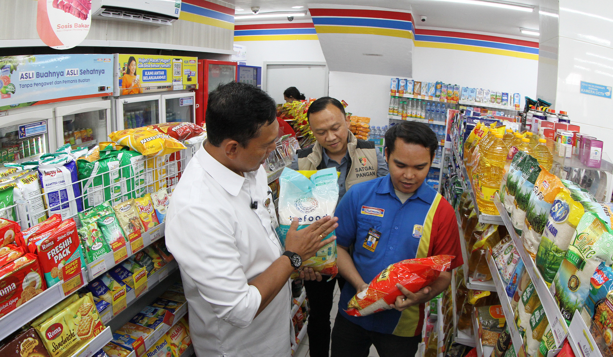 Bulog sidak ketersediaan beras. (Agus Priatna/SinPo.id)