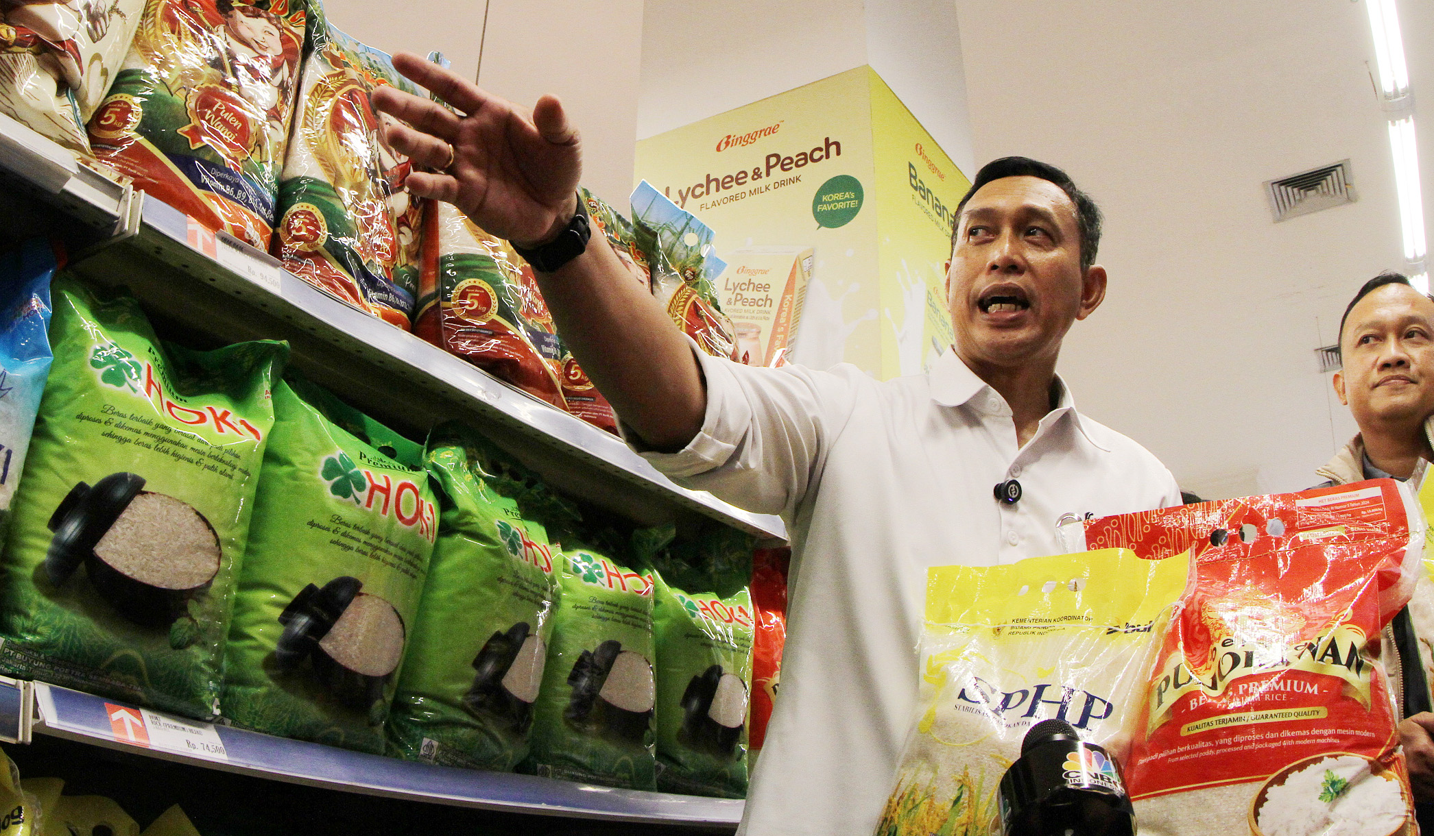 Bulog sidak ketersediaan beras. (Agus Priatna/SinPo.id)