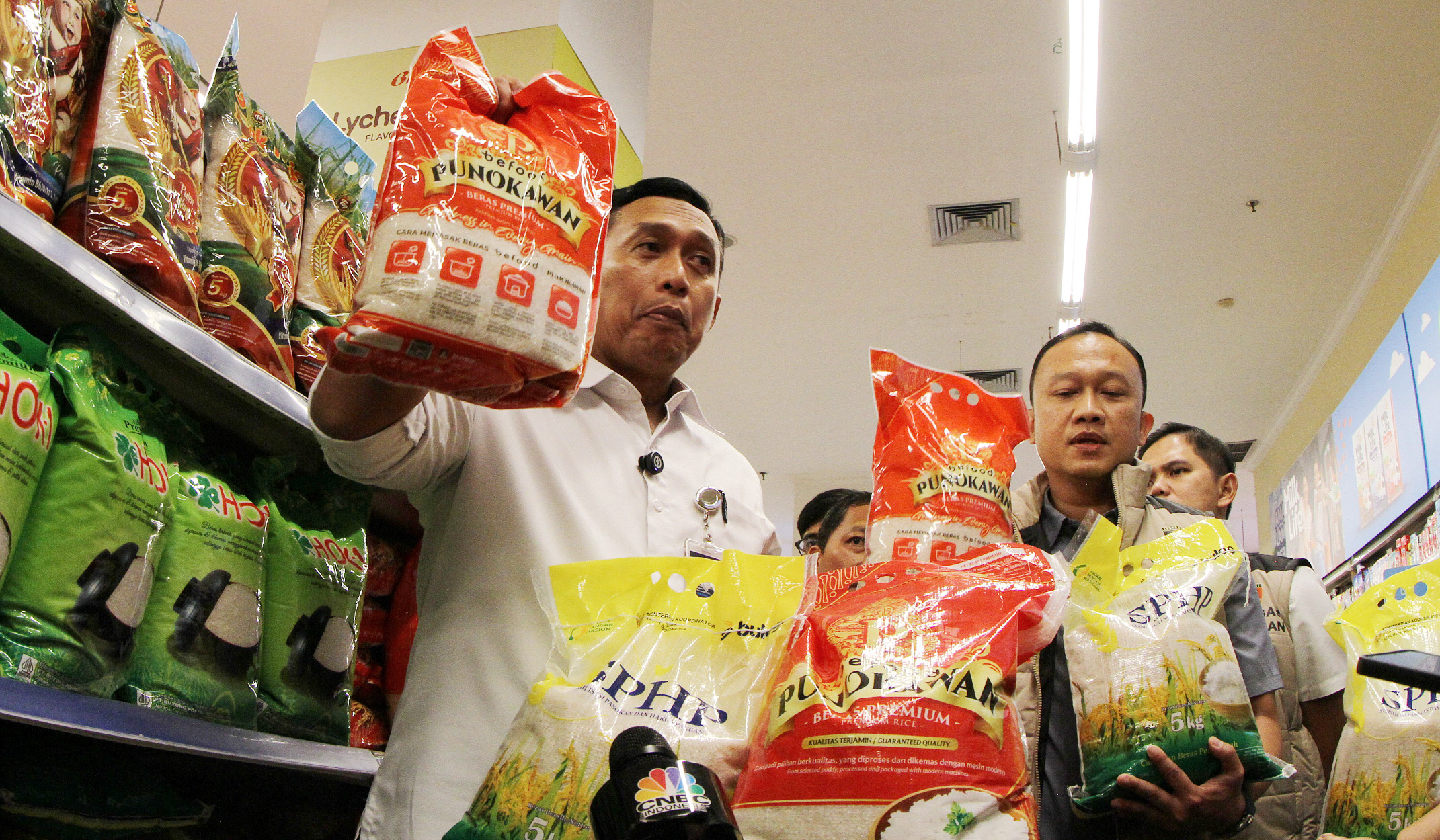 Bulog sidak ketersediaan beras. (Agus Priatna/SinPo.id)