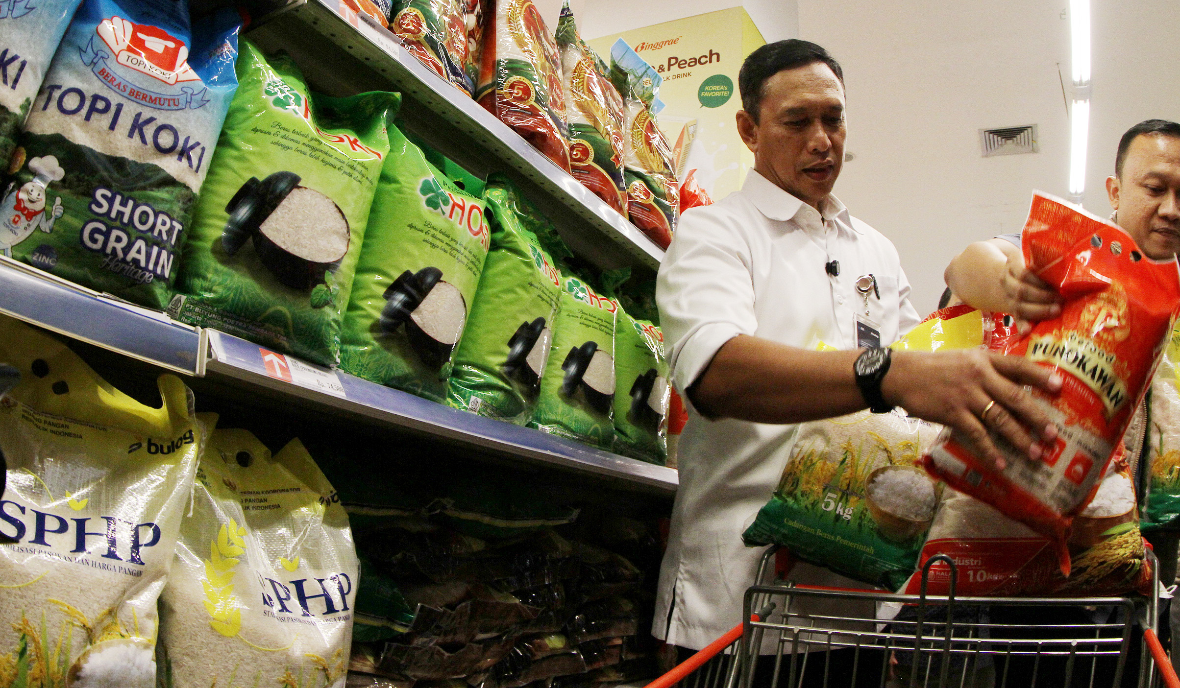 Bulog sidak ketersediaan beras. (Agus Priatna/SinPo.id)