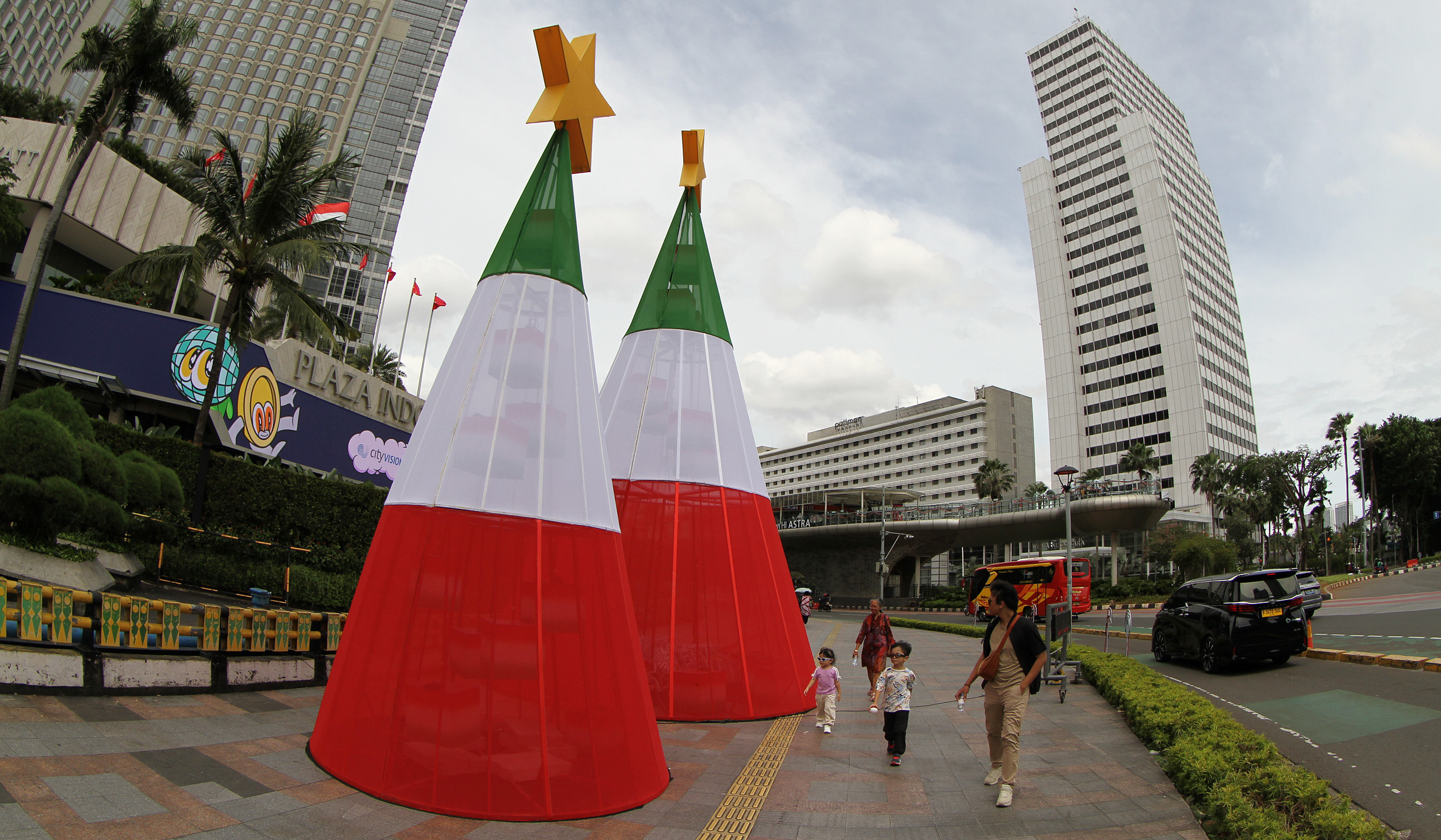 Ornamen natal di Bundaran HI. (Agus Priatna/SinPo.id)