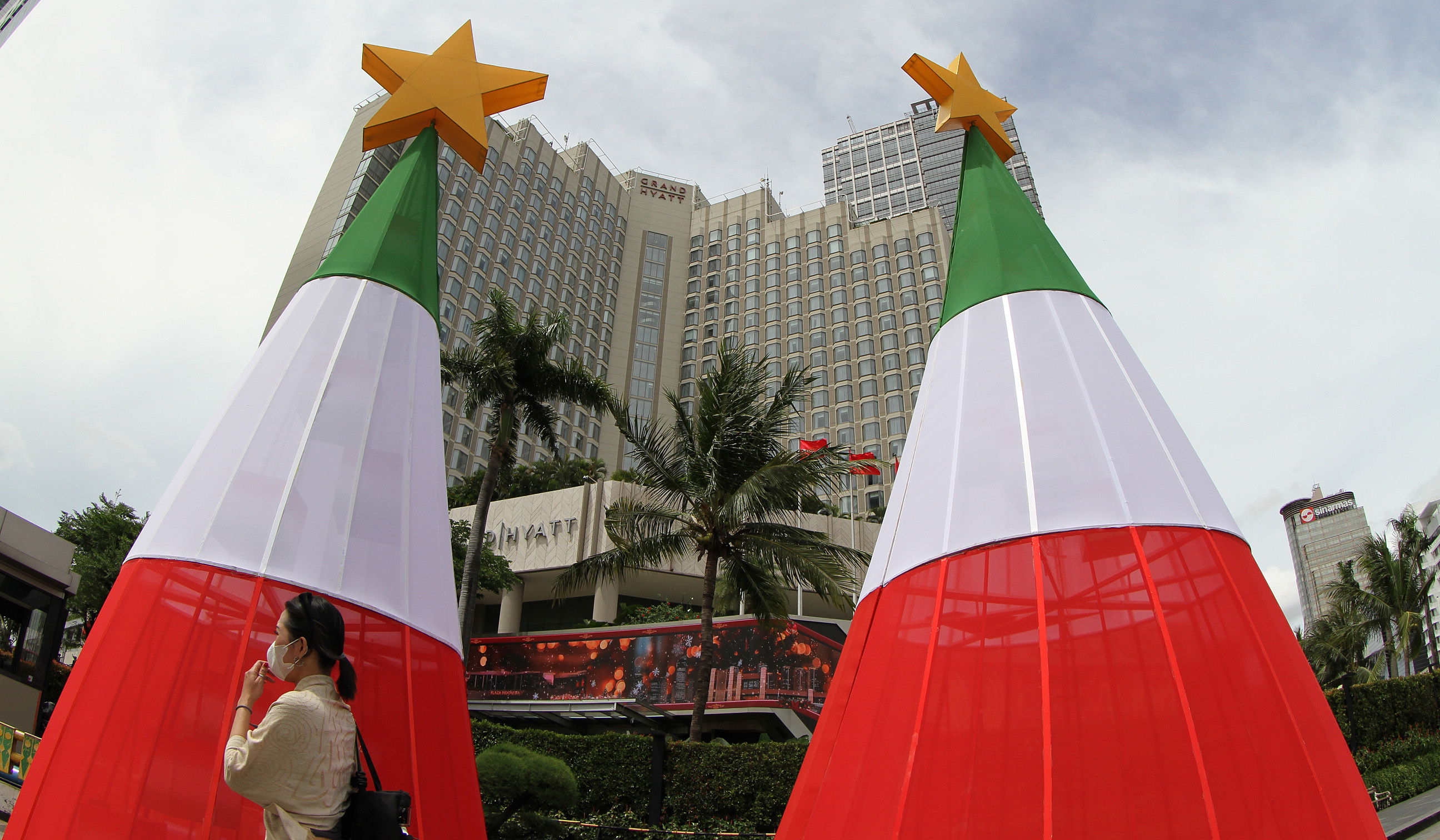 Ornamen natal di Bundaran HI. (Agus Priatna/SinPo.id)