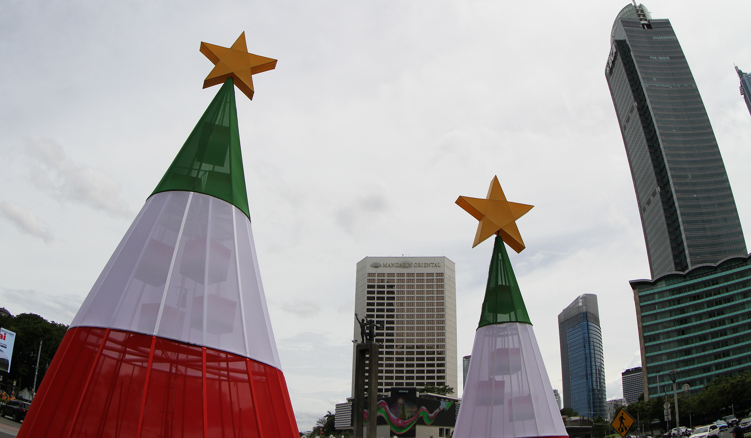 Ornamen natal di Bundaran HI. (Agus Priatna/SinPo.id)
