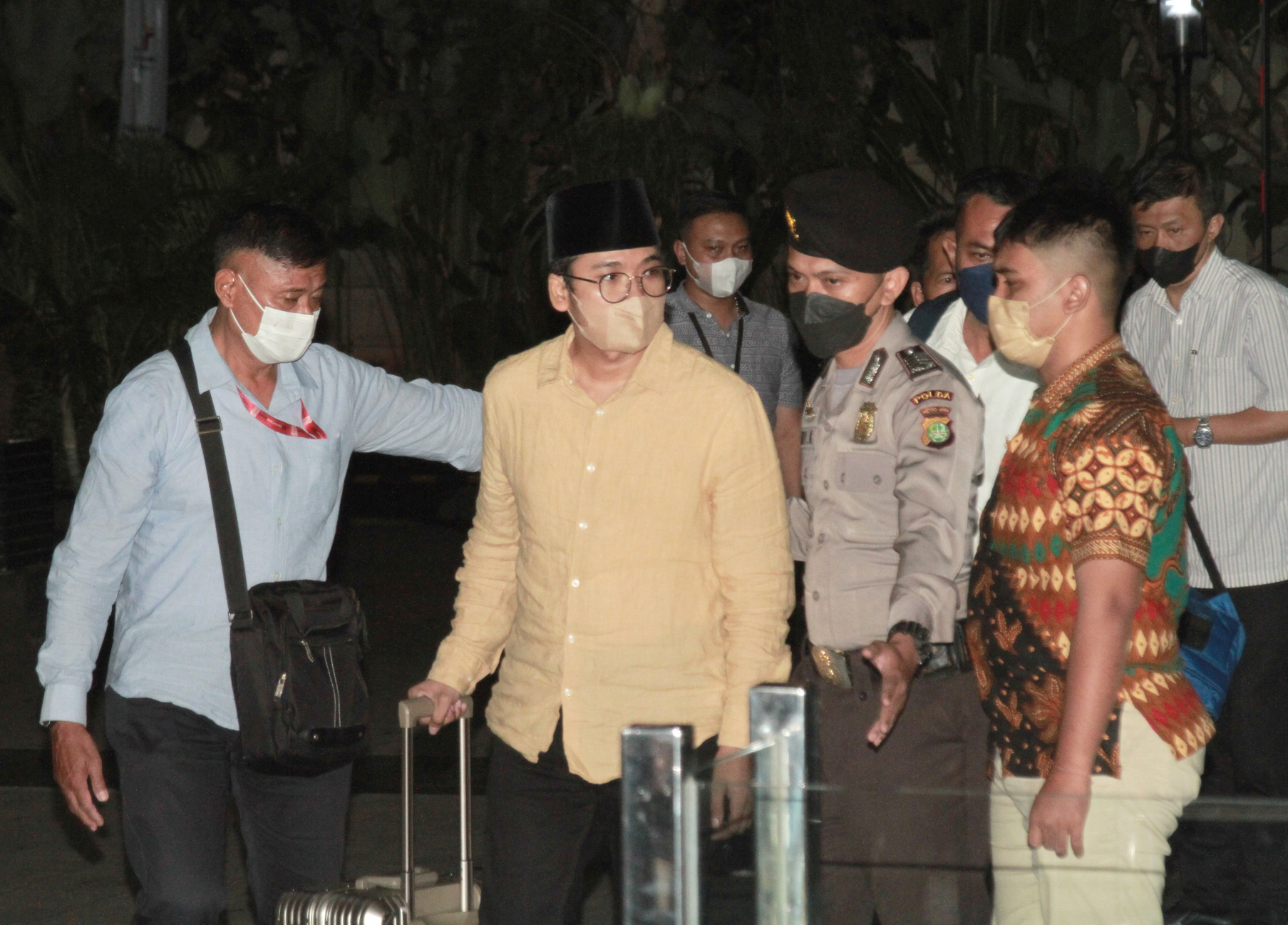 Bupati Bangkalan R. Abdul Latif Amin Imron saat tiba di gedung merah putih KPK setelah dilakukan penjemputan oleh KPK dari Polda Jatim (Ashar/SinPo.id)