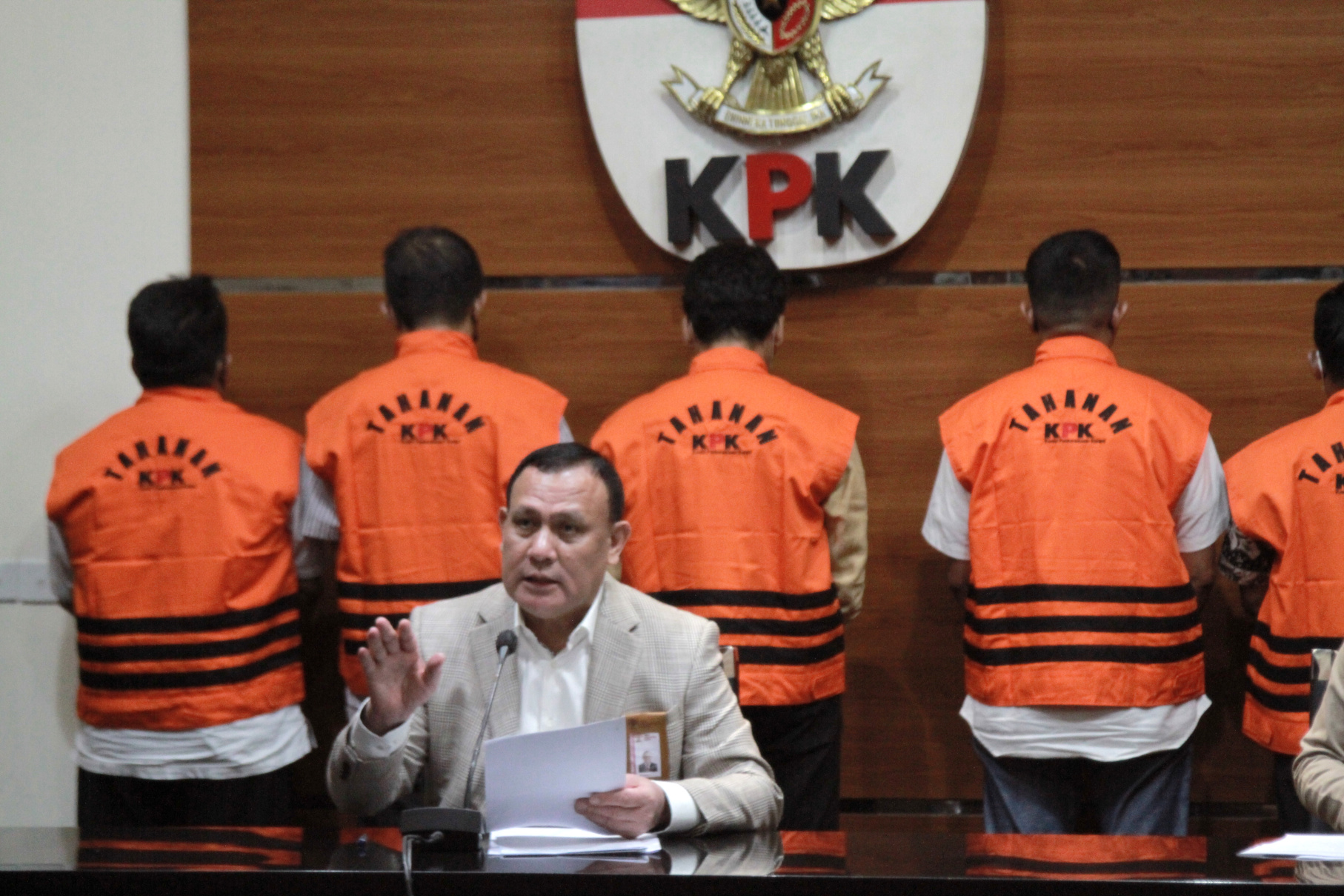 KPK resmi melakukan penahanan terhadap Bupati Bangkalan R. Abdul Latif Amin Imron dan lima tersangka bawahannya (Ashar/Sinpo.id)