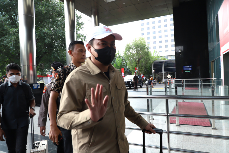 Bupati Kolaka Timur Abdul Azis Terjerat OTT Tiba di gedung merah putih KPK (Ashar/SinPo.id)