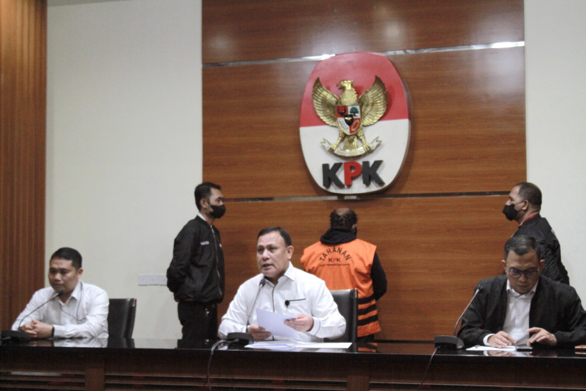 Bupati Memberano Tengah Ricky Ham Pagawak resmi ditahan KPK selama 20 hari kedepan (Ashar/SinPo.id)