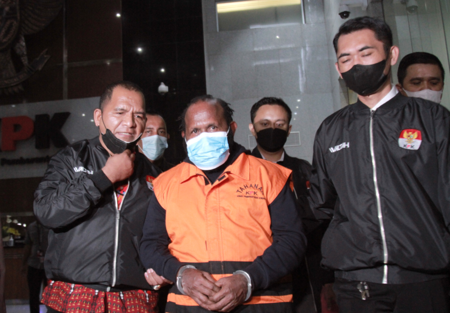 Bupati Memberano Tengah Ricky Ham Pagawak resmi ditahan KPK selama 20 hari kedepan (Ashar/SinPo.id)