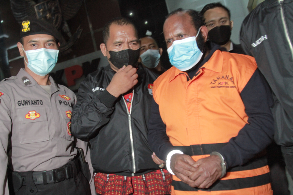 Bupati Memberano Tengah Ricky Ham Pagawak resmi ditahan KPK selama 20 hari kedepan (Ashar/SinPo.id)