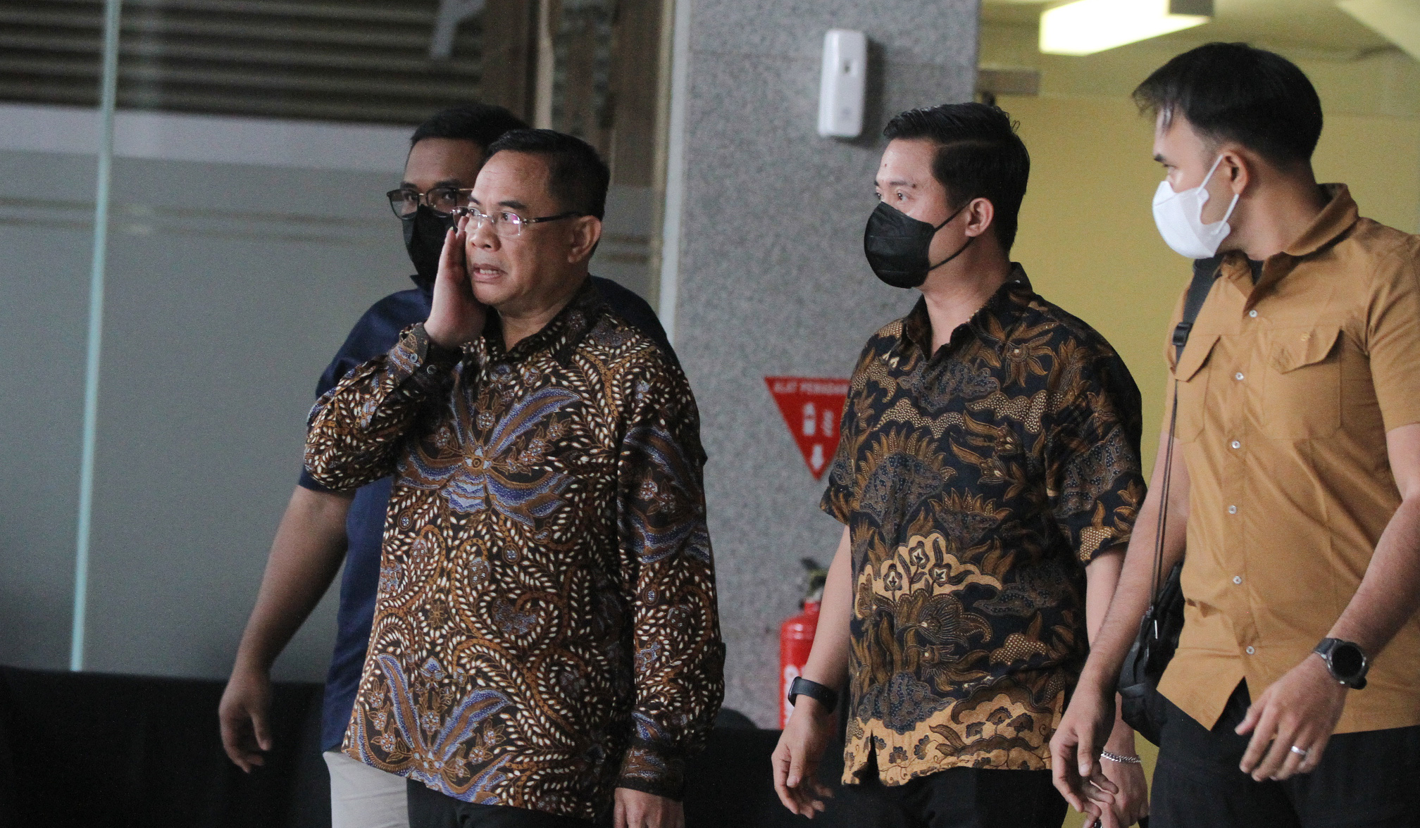 Bupati Pati Sudewo, usai diperiksa KPK. (Agus Priatna/SinPo.id)