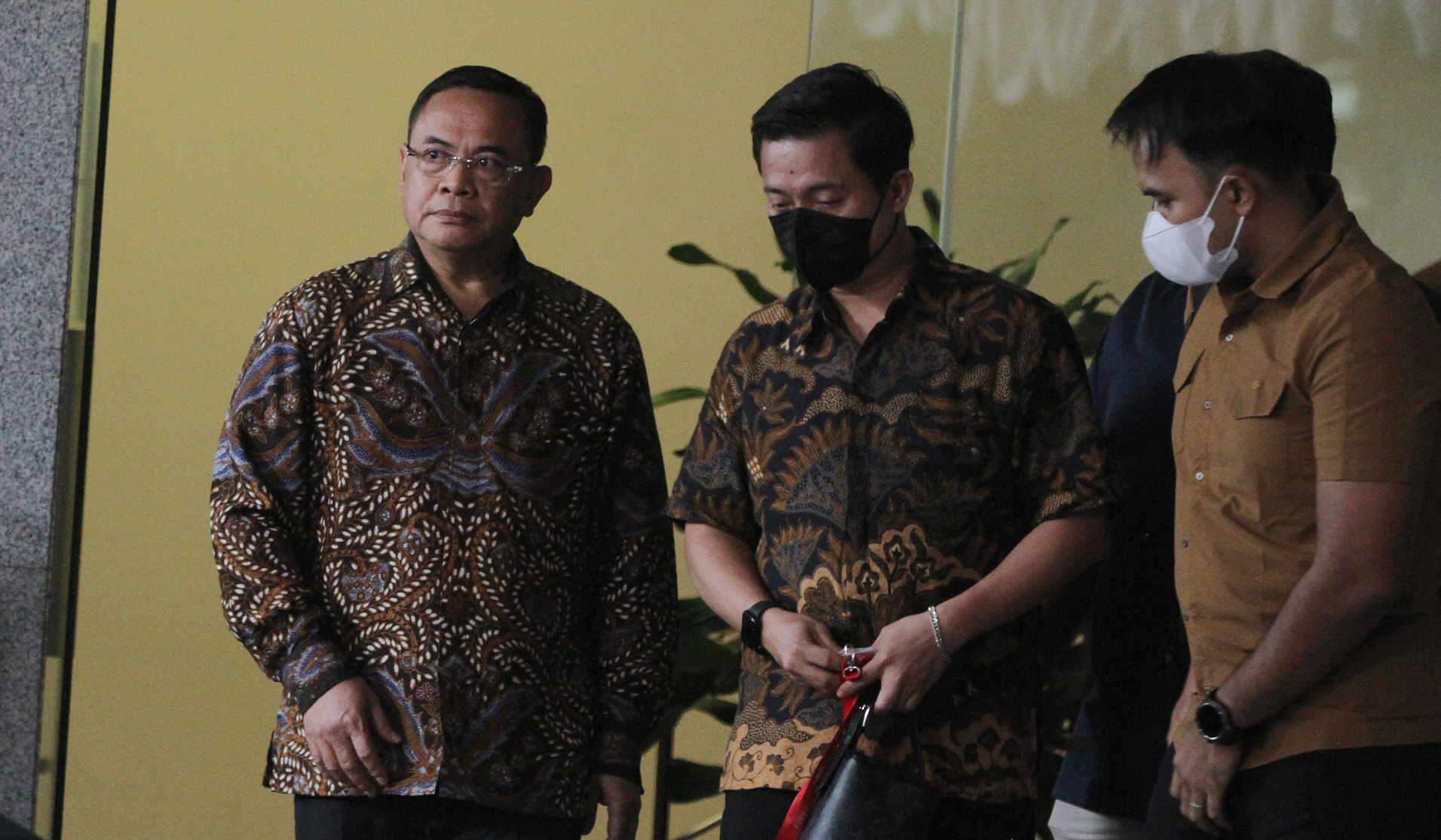 Bupati Pati Sudewo, usai diperiksa KPK. (Agus Priatna/SinPo.id)