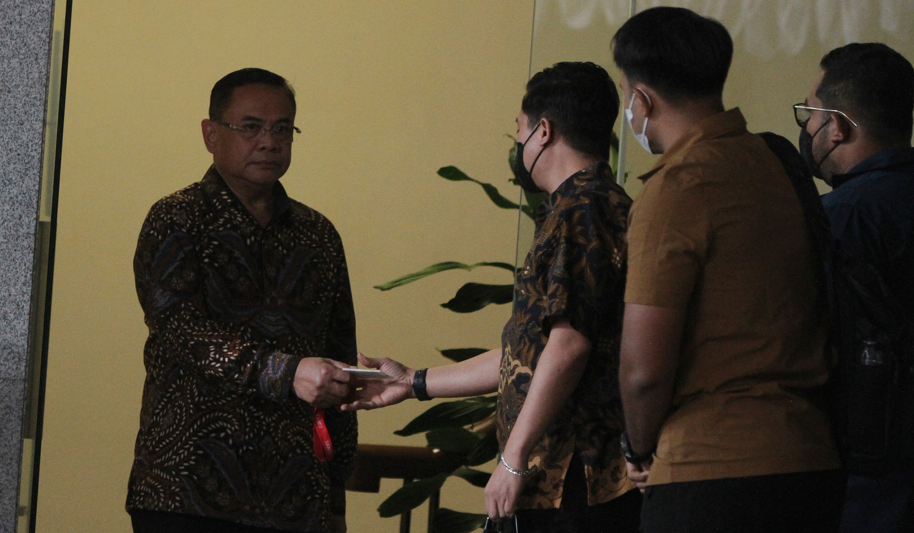 Bupati Pati Sudewo, usai diperiksa KPK. (Agus Priatna/SinPo.id)