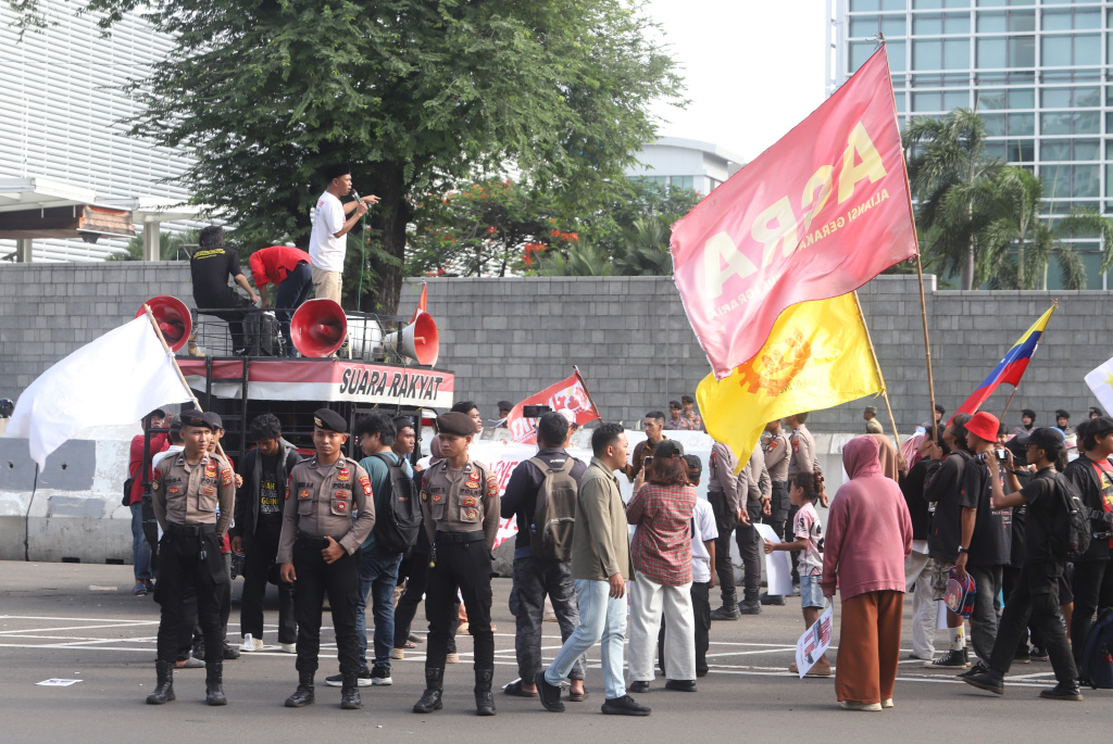 Aliansi Buruh dan Aliansi Mahasiswa menggelar aksi demo menuntut untuk membebaskan Presiden Venezuela Nicolas Maduro di Depan Kedutaan Besar Amerika Serikat (Ashar/SinPo.id)