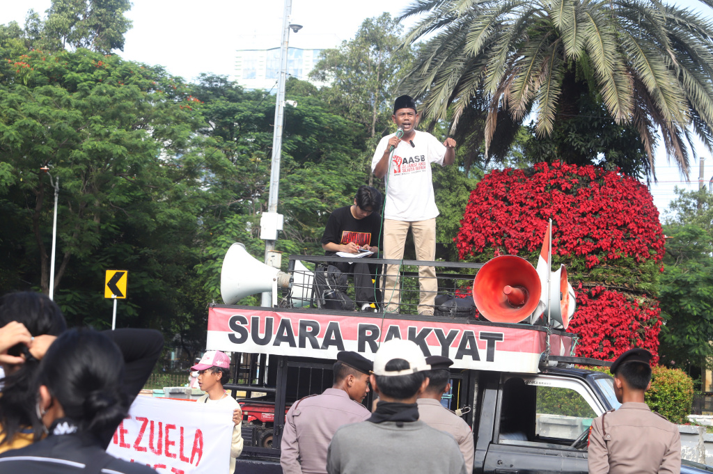 Aliansi Buruh dan Aliansi Mahasiswa menggelar aksi demo menuntut untuk membebaskan Presiden Venezuela Nicolas Maduro di Depan Kedutaan Besar Amerika Serikat (Ashar/SinPo.id)