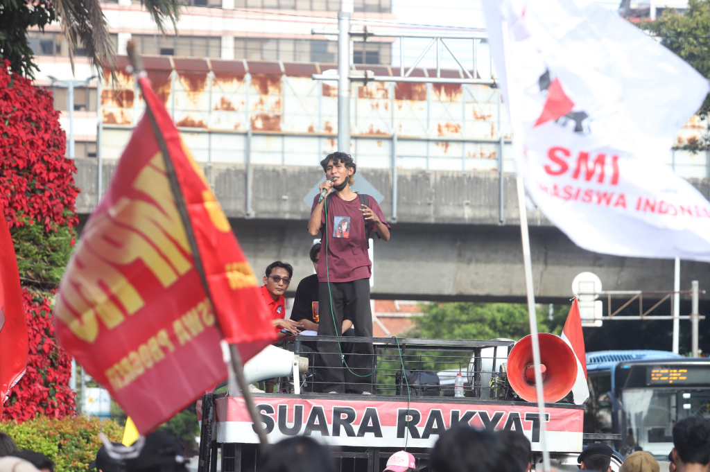 Aliansi Buruh dan Aliansi Mahasiswa menggelar aksi demo menuntut untuk membebaskan Presiden Venezuela Nicolas Maduro di Depan Kedutaan Besar Amerika Serikat (Ashar/SinPo.id)