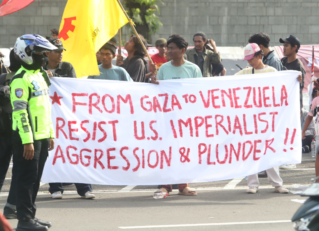 Aliansi Buruh dan Aliansi Mahasiswa menggelar aksi demo menuntut untuk membebaskan Presiden Venezuela Nicolas Maduro di Depan Kedutaan Besar Amerika Serikat (Ashar/SinPo.id)