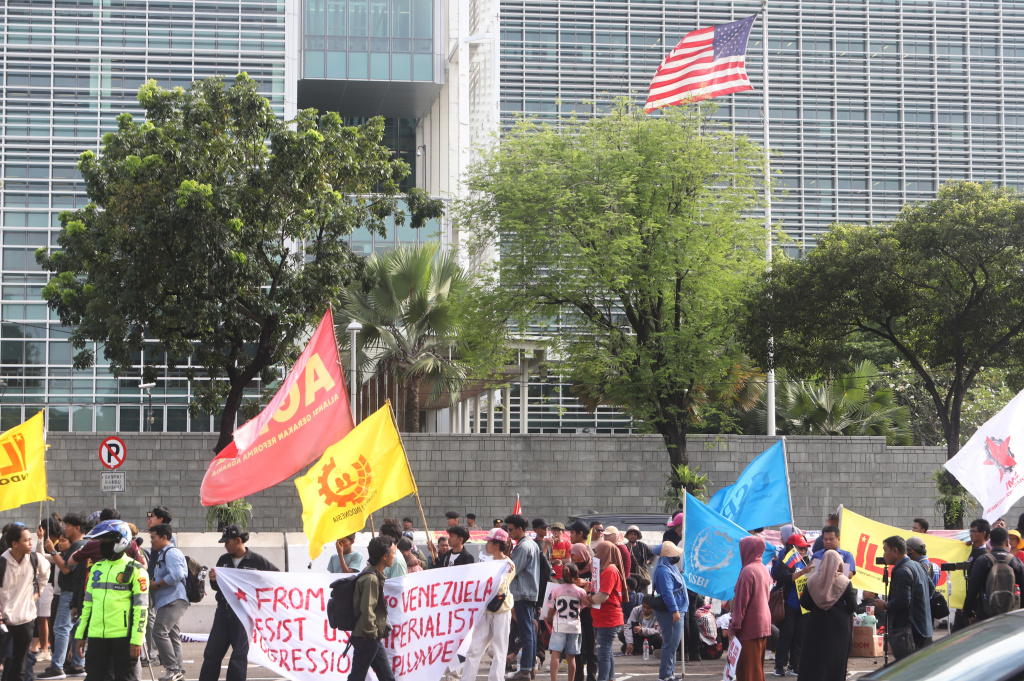 Aliansi Buruh dan Aliansi Mahasiswa menggelar aksi demo menuntut untuk membebaskan Presiden Venezuela Nicolas Maduro di Depan Kedutaan Besar Amerika Serikat (Ashar/SinPo.id)
