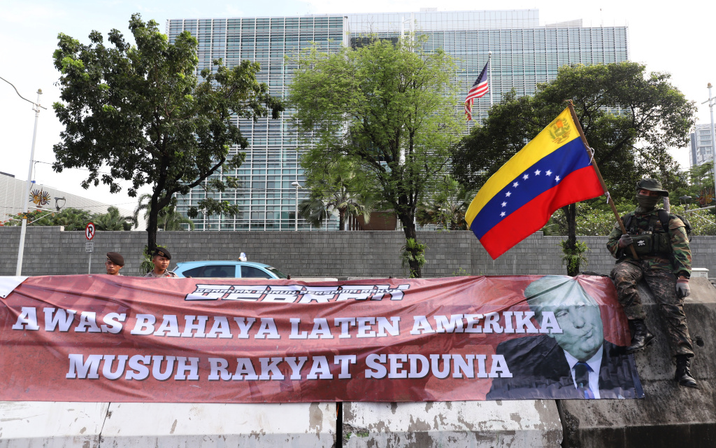 Aliansi Buruh dan Aliansi Mahasiswa menggelar aksi demo menuntut untuk membebaskan Presiden Venezuela Nicolas Maduro di Depan Kedutaan Besar Amerika Serikat (Ashar/SinPo.id)