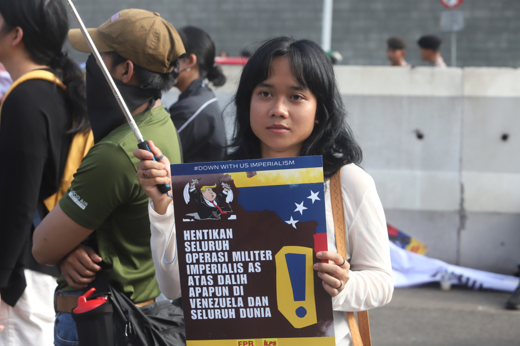 Aliansi Buruh dan Aliansi Mahasiswa menggelar aksi demo menuntut untuk membebaskan Presiden Venezuela Nicolas Maduro di Depan Kedutaan Besar Amerika Serikat (Ashar/SinPo.id)