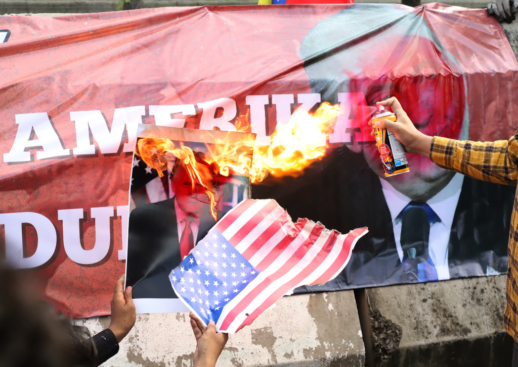 Aliansi Buruh dan Aliansi Mahasiswa menggelar aksi demo menuntut untuk membebaskan Presiden Venezuela Nicolas Maduro di Depan Kedutaan Besar Amerika Serikat (Ashar/SinPo.id)