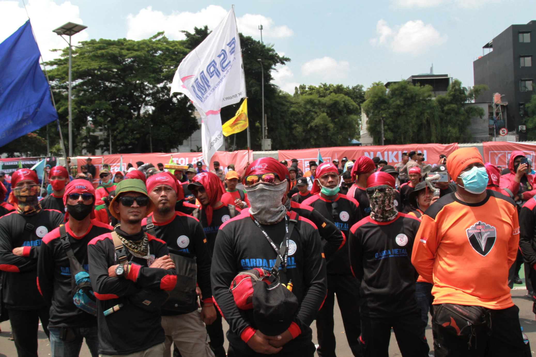 Ribuan buruh melakukan aksi demonstrasi tolak kenaikan BBM di depan gedung DPR (Ashar/SinPo.id)
