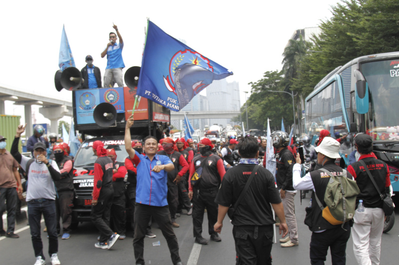 Ratusan buruh gelar aksi demo di depan Gedung Kementerian Tenaga Kerja menuntut kenaikan upah (Ashar/SinPo.id)