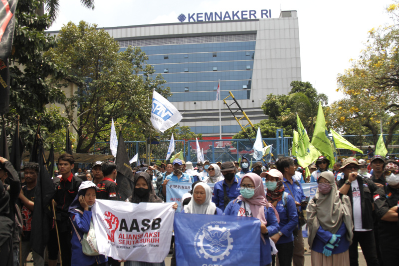 Ratusan buruh gelar aksi demo di depan Gedung Kementerian Tenaga Kerja menuntut kenaikan upah (Ashar/SinPo.id)