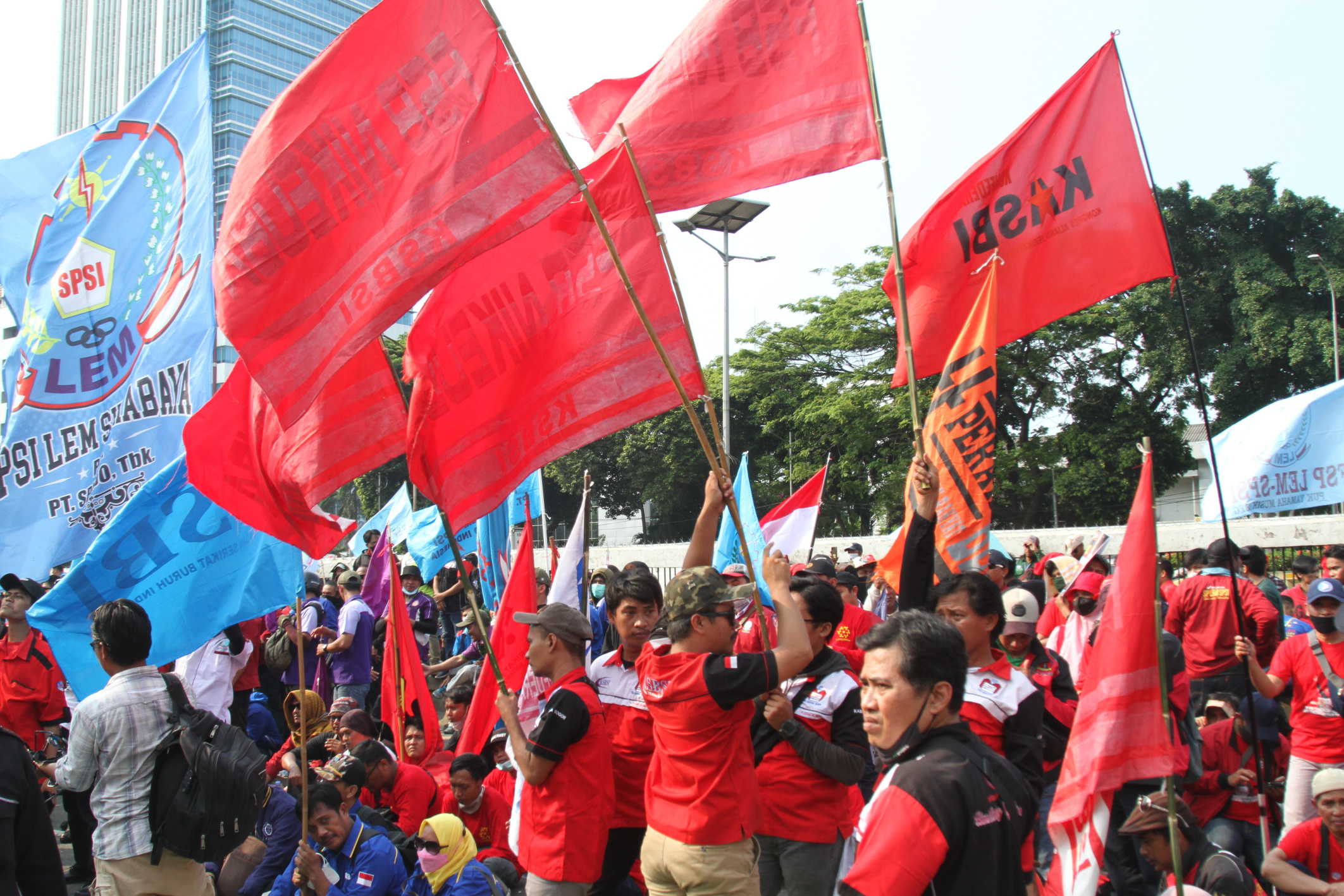 Ribuan buruh yang terdiri dari elemen serikat buruh memadati depan Gedung DPR RI (Ashar/SinPo.id)