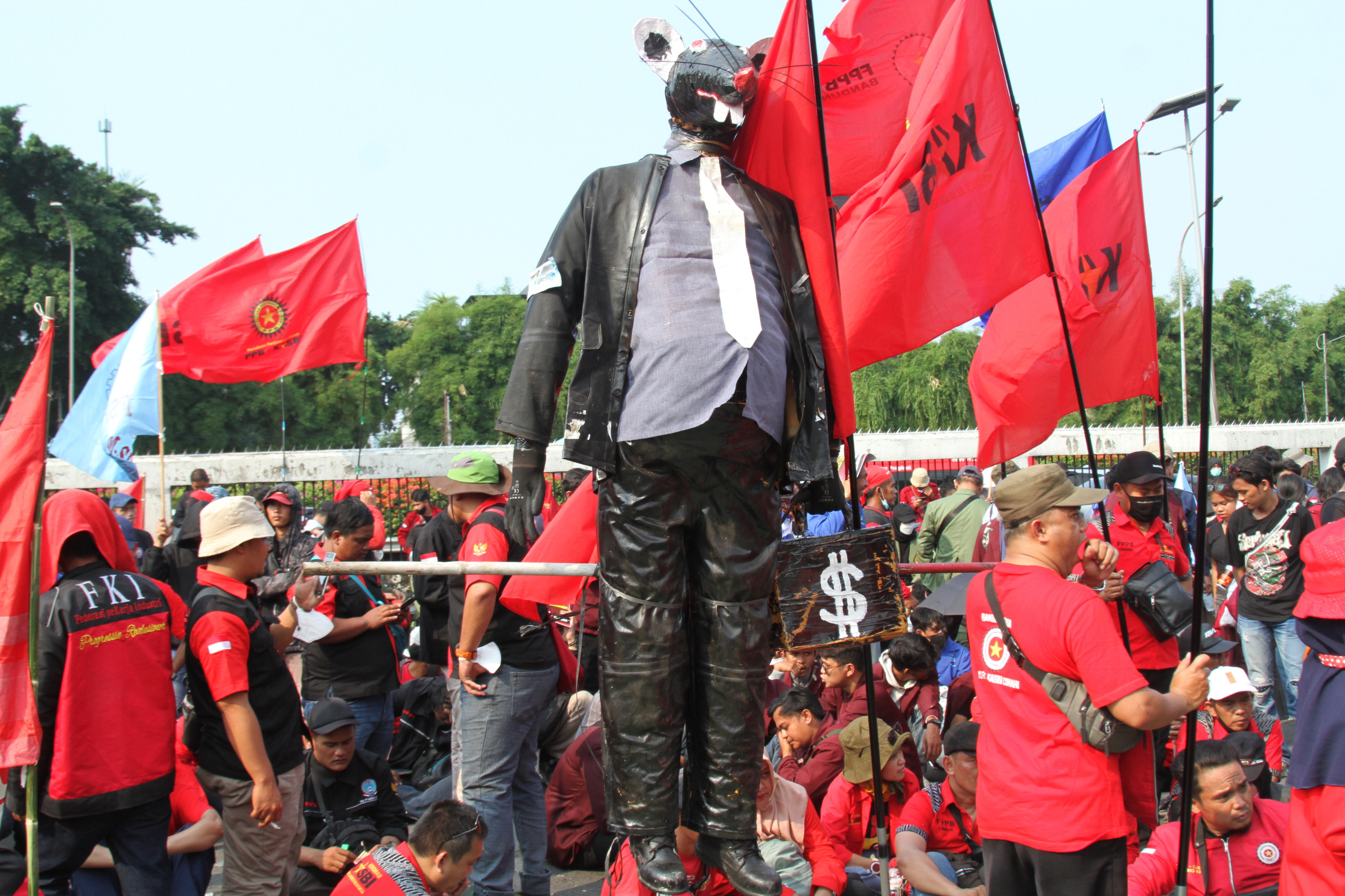 Ribuan buruh yang terdiri dari elemen serikat buruh memadati depan Gedung DPR RI (Ashar/SinPo.id)