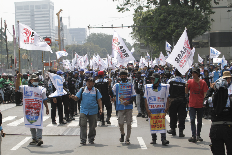 Ribuan buruh gelar aksi demo di patung kuda menuntut naikan upah buruh 15 persen (Ashar/SinPo.id)