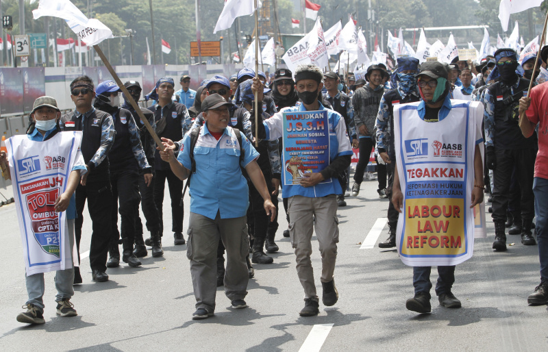 Ribuan buruh gelar aksi demo di patung kuda menuntut naikan upah buruh 15 persen (Ashar/SinPo.id)