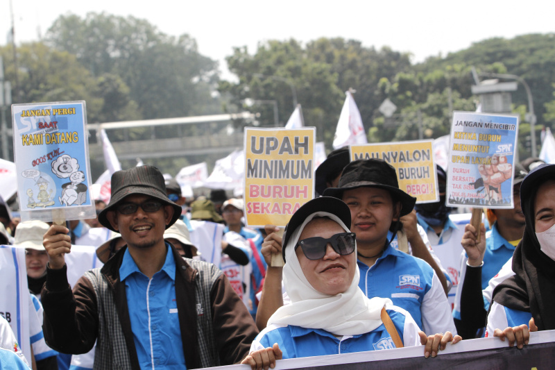 Ribuan buruh gelar aksi demo di patung kuda menuntut naikan upah buruh 15 persen (Ashar/SinPo.id)