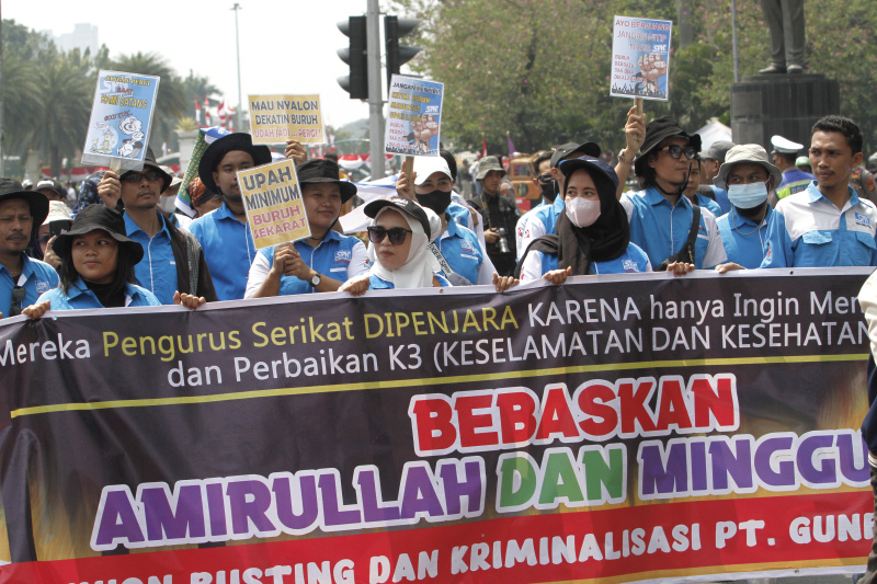 Ribuan buruh gelar aksi demo di patung kuda menuntut naikan upah buruh 15 persen (Ashar/SinPo.id)