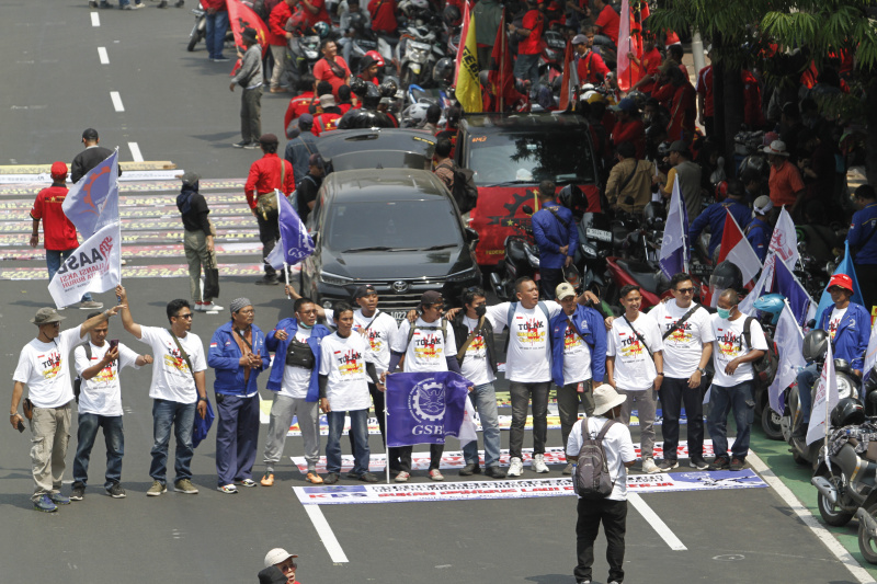 Ribuan buruh gelar aksi demo di patung kuda menuntut naikan upah buruh 15 persen (Ashar/SinPo.id)