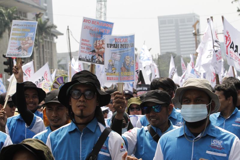 Ribuan buruh gelar aksi demo di patung kuda menuntut naikan upah buruh 15 persen (Ashar/SinPo.id)