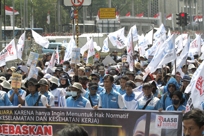 Ribuan buruh gelar aksi demo di patung kuda menuntut naikan upah buruh 15 persen (Ashar/SinPo.id)