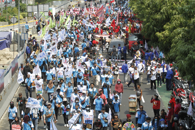 Ribuan buruh gelar aksi demo di patung kuda menuntut naikan upah buruh 15 persen (Ashar/SinPo.id)