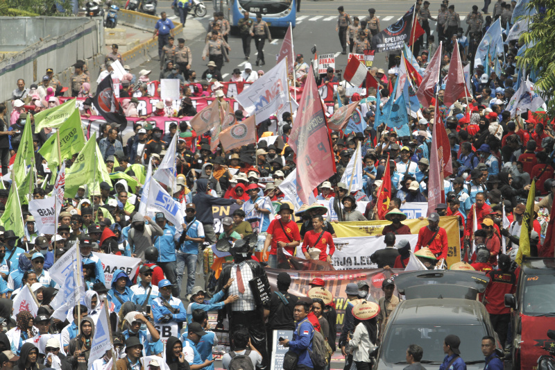 Ribuan buruh gelar aksi demo di patung kuda menuntut naikan upah buruh 15 persen (Ashar/SinPo.id)