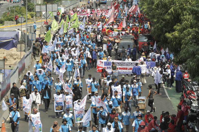 Ribuan buruh gelar aksi demo di patung kuda menuntut naikan upah buruh 15 persen (Ashar/SinPo.id)