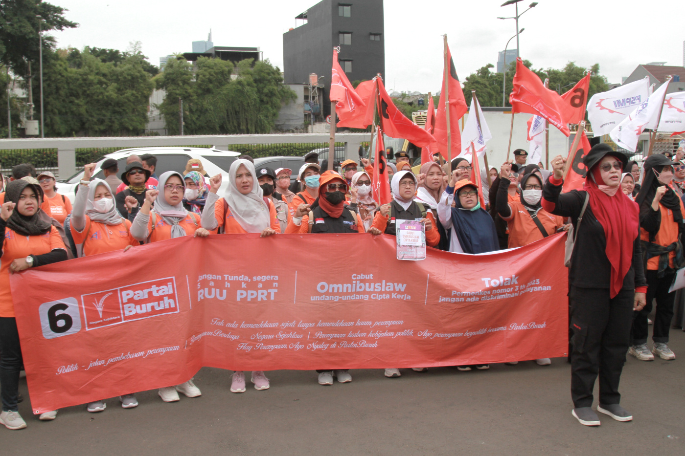 Ratusan buruh perempuan dari Partai Buruh dan serikat buruh FSPMI gelar aksi demo di DPR (Ashar/SinPo.id)