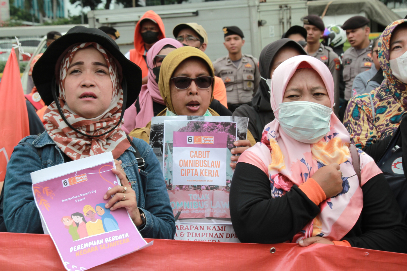 Ratusan buruh perempuan dari Partai Buruh dan serikat buruh FSPMI gelar aksi demo di DPR (Ashar/SinPo.id)