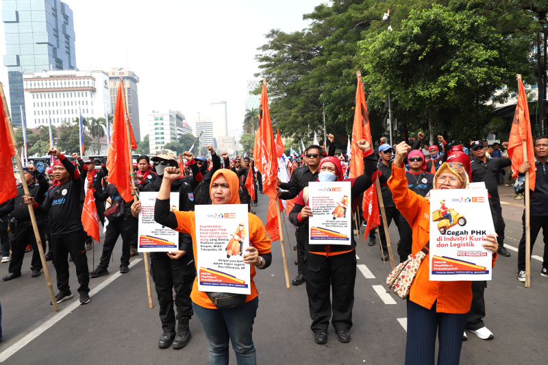 Ratusan buruh gelar aksi demo tolak PHK massal buruh tekstil dan jasa kurir Pos Indonesia (Ashar/SinPo.id)