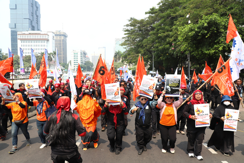 Ratusan buruh gelar aksi demo tolak PHK massal buruh tekstil dan jasa kurir Pos Indonesia (Ashar/SinPo.id)