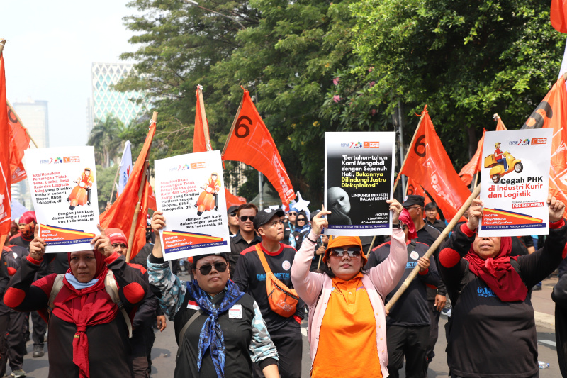 Ratusan buruh gelar aksi demo tolak PHK massal buruh tekstil dan jasa kurir Pos Indonesia (Ashar/SinPo.id)